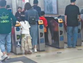 手机炒股配资软件 “儿童在前，成人在后”的地铁站过闸机规则，能配幅说明图吗？